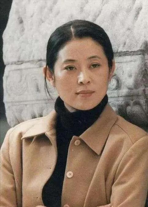 倪萍个人资料及家庭：带着儿子嫁给导演，如今终获