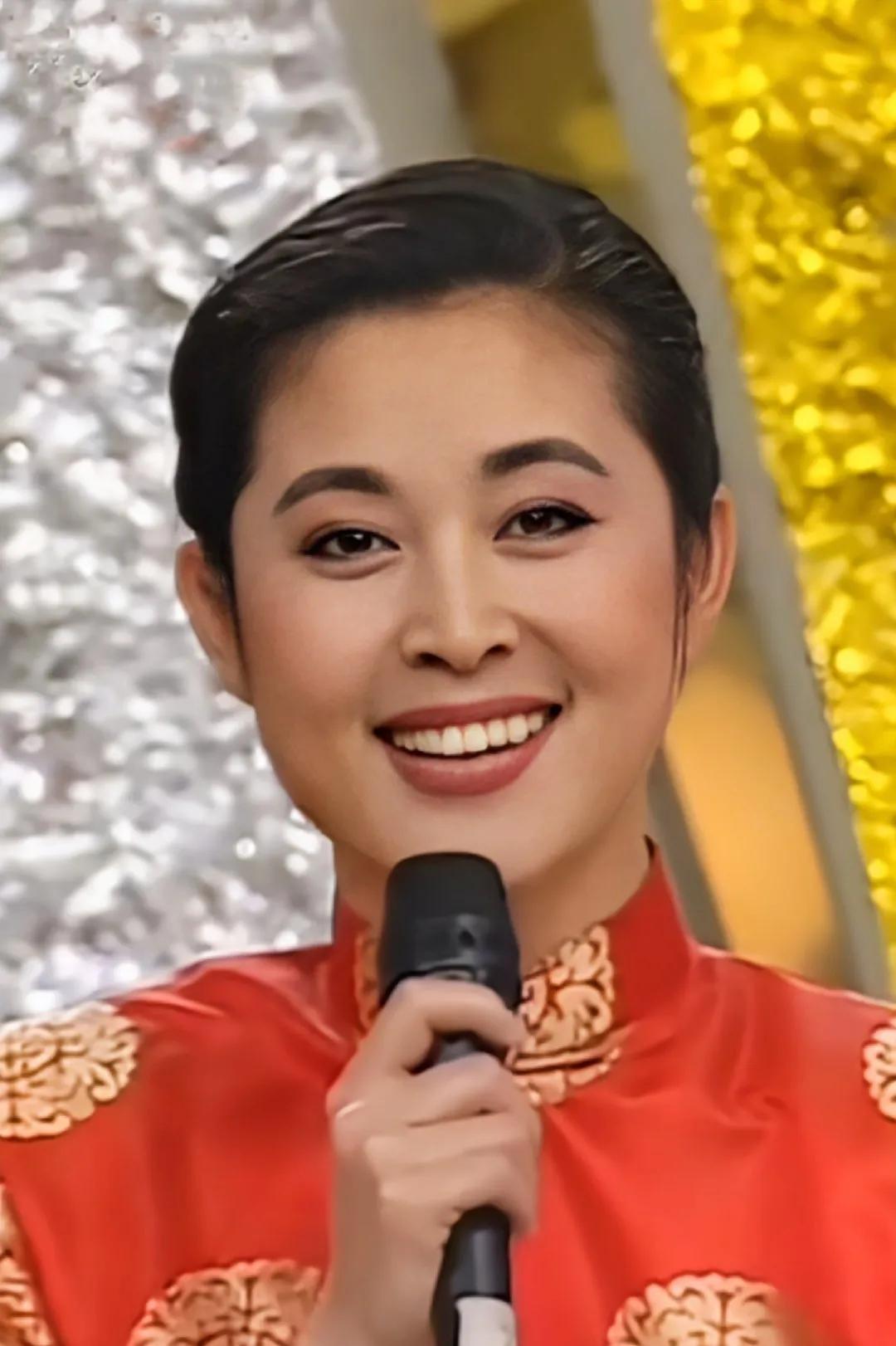 倪萍个人资料及家庭：带着儿子嫁给导演，如今终获