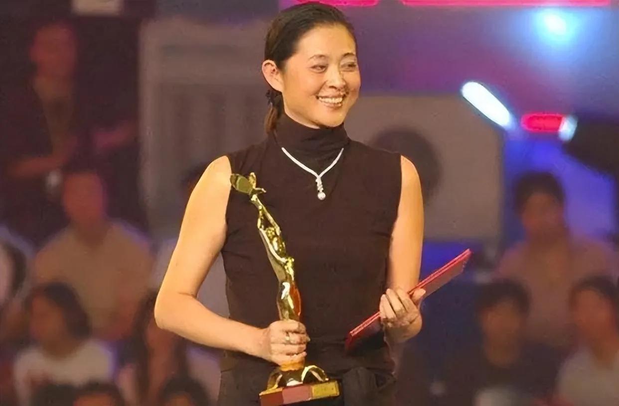 倪萍个人资料及家庭：带着儿子嫁给导演，如今终获