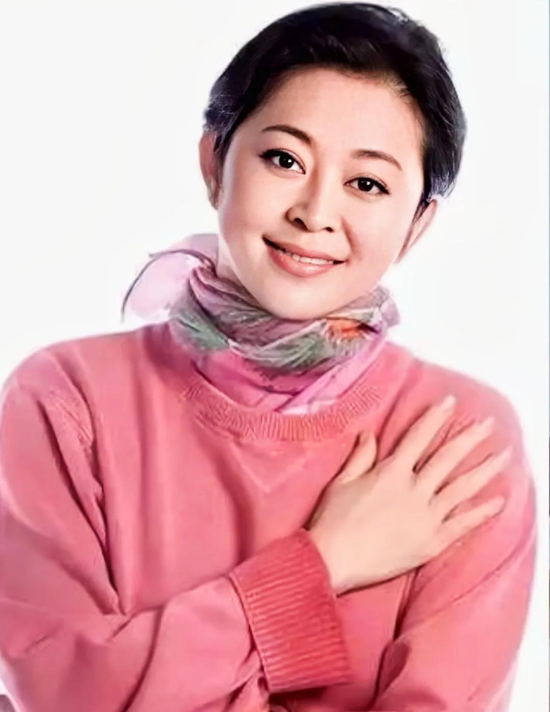 倪萍个人资料及家庭：带着儿子嫁给导演，如今终获