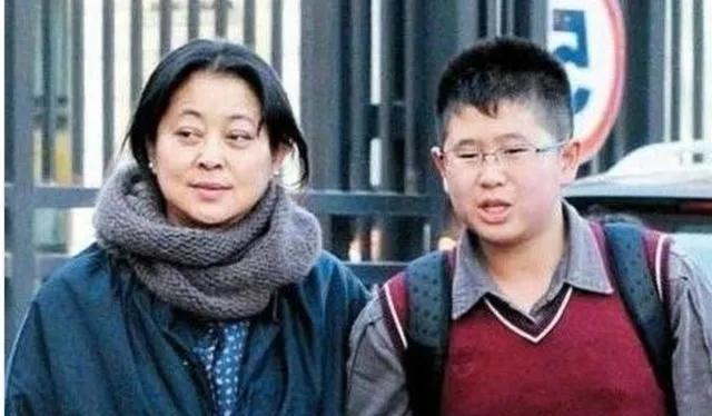 倪萍个人资料及家庭：带着儿子嫁给导演，如今终获