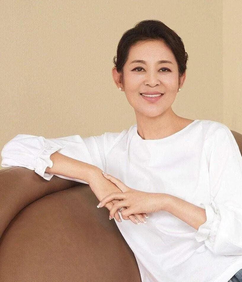 倪萍个人资料及家庭：带着儿子嫁给导演，如今终获