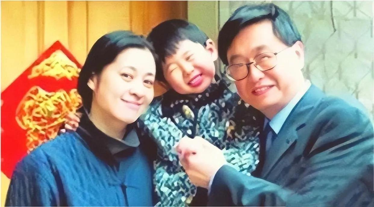 倪萍个人资料及家庭：带着儿子嫁给导演，如今终获