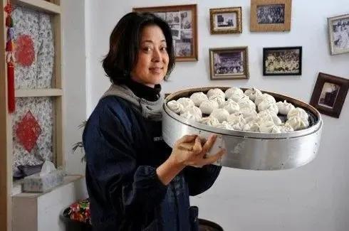 倪萍个人资料及家庭：带着儿子嫁给导演，如今终获