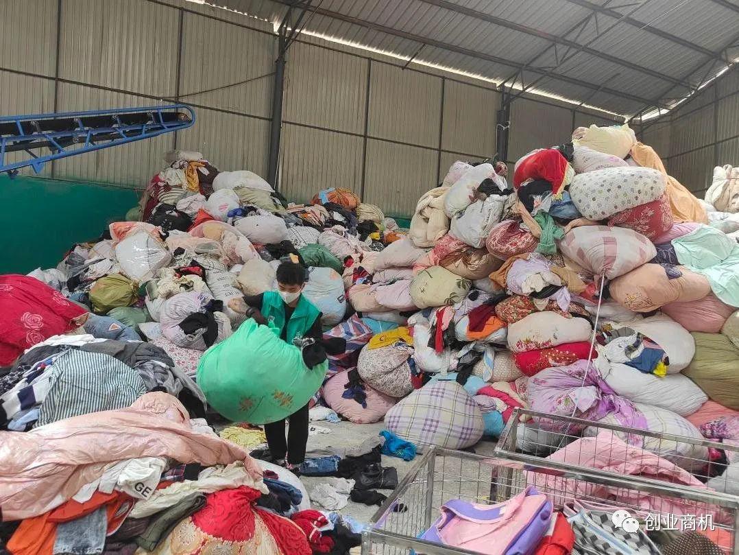 图片[1]-农村闷声赚钱商机，5毛回收旧衣服转手8000元1吨，很多人还不知道！-阿灿说钱