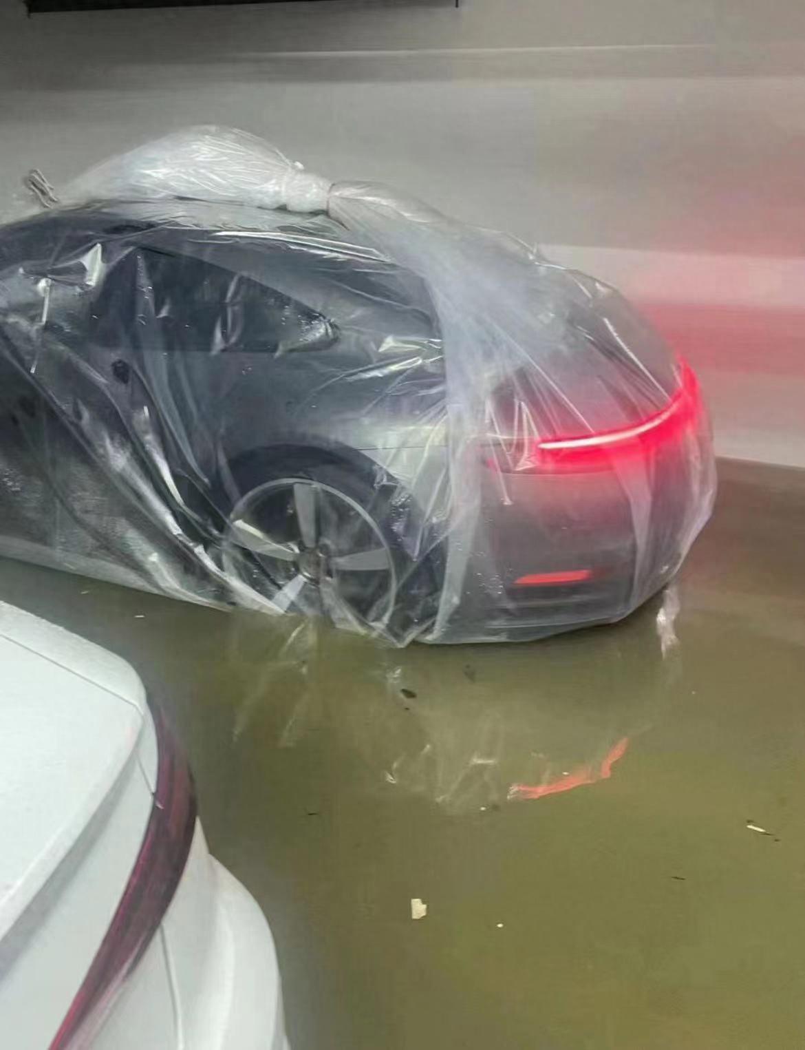 福州一车主将车装入塑料袋：专门准备的，上次台风被淹过【防水界大佬！】-阿灿说钱