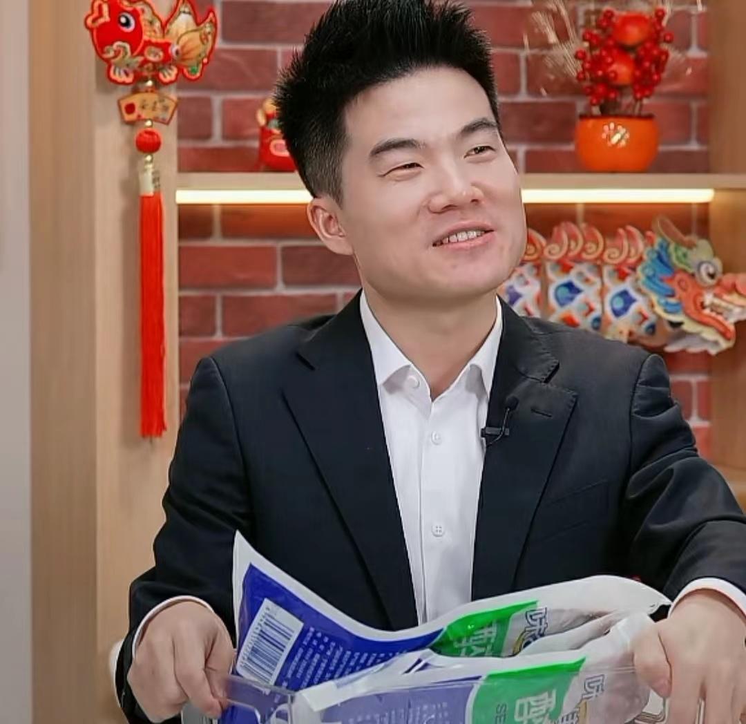 董宇辉机智卖鱼答疑问,被问“我买到的鱼若小,怎么办?”他的答案绝了! 董宇辉机智卖鱼答疑问,被问“我买到的鱼若小,怎么办?”他的答案绝了!