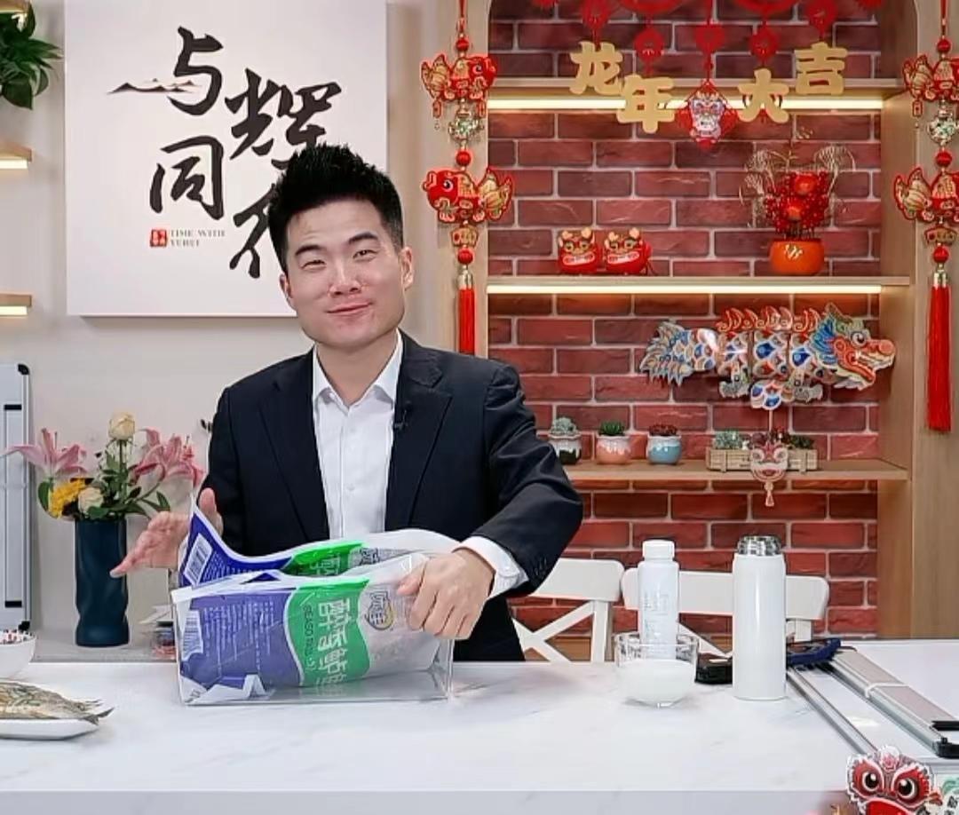 董宇辉机智卖鱼答疑问,被问“我买到的鱼若小,怎么办?”他的答案绝了! 董宇辉机智卖鱼答疑问,被问“我买到的鱼若小,怎么办?”他的答案绝了!