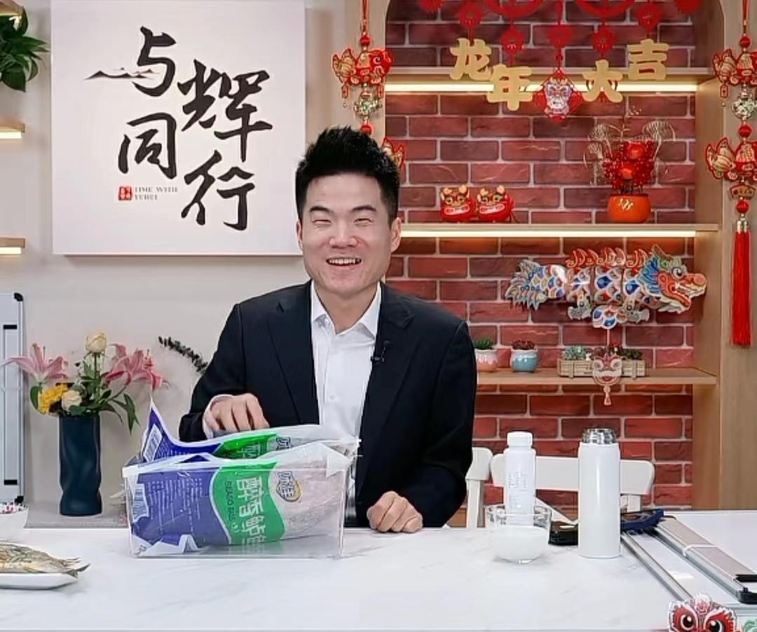 董宇辉机智卖鱼答疑问,被问“我买到的鱼若小,怎么办?”他的答案绝了! 董宇辉机智卖鱼答疑问,被问“我买到的鱼若小,怎么办?”他的答案绝了!