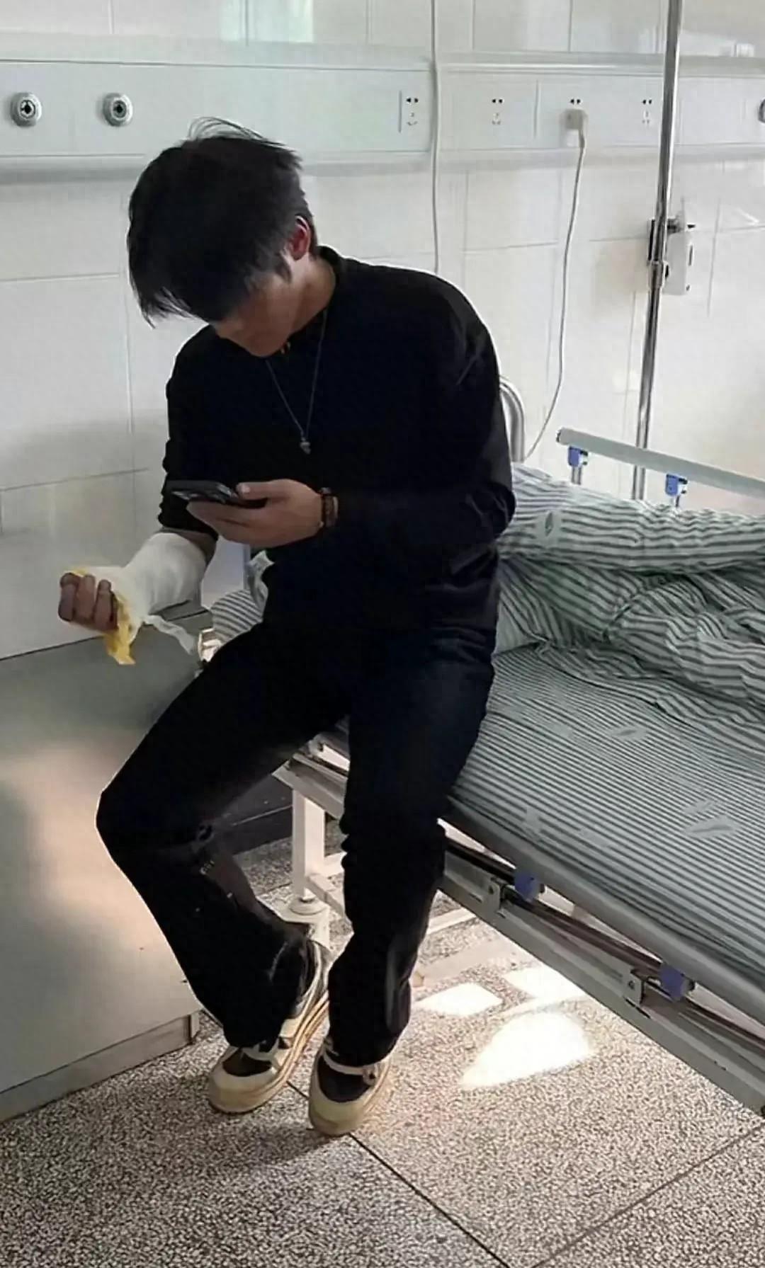 “祸不单行”小杨哥掉水里 大杨哥被鞭炮炸伤-阿灿说钱