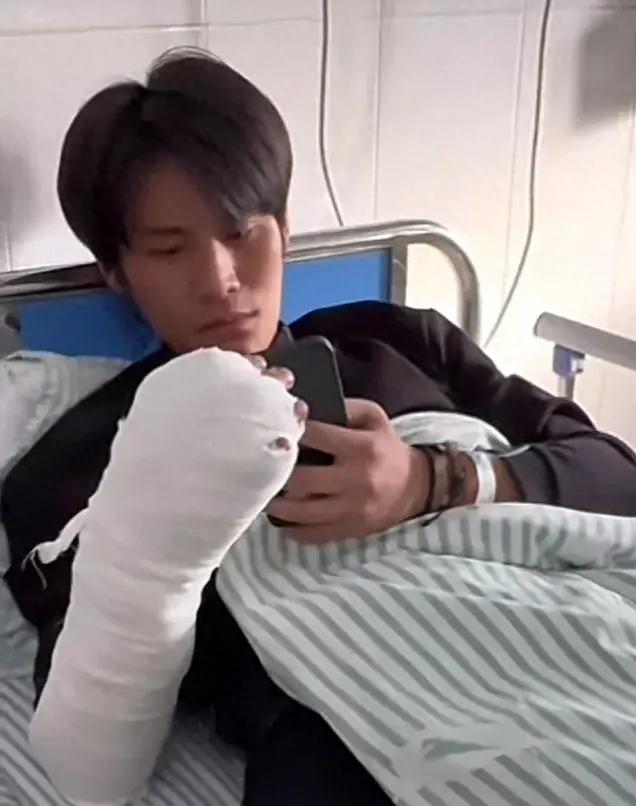 “祸不单行”小杨哥掉水里 大杨哥被鞭炮炸伤 “祸不单行”小杨哥掉水里 大杨哥被鞭炮炸伤