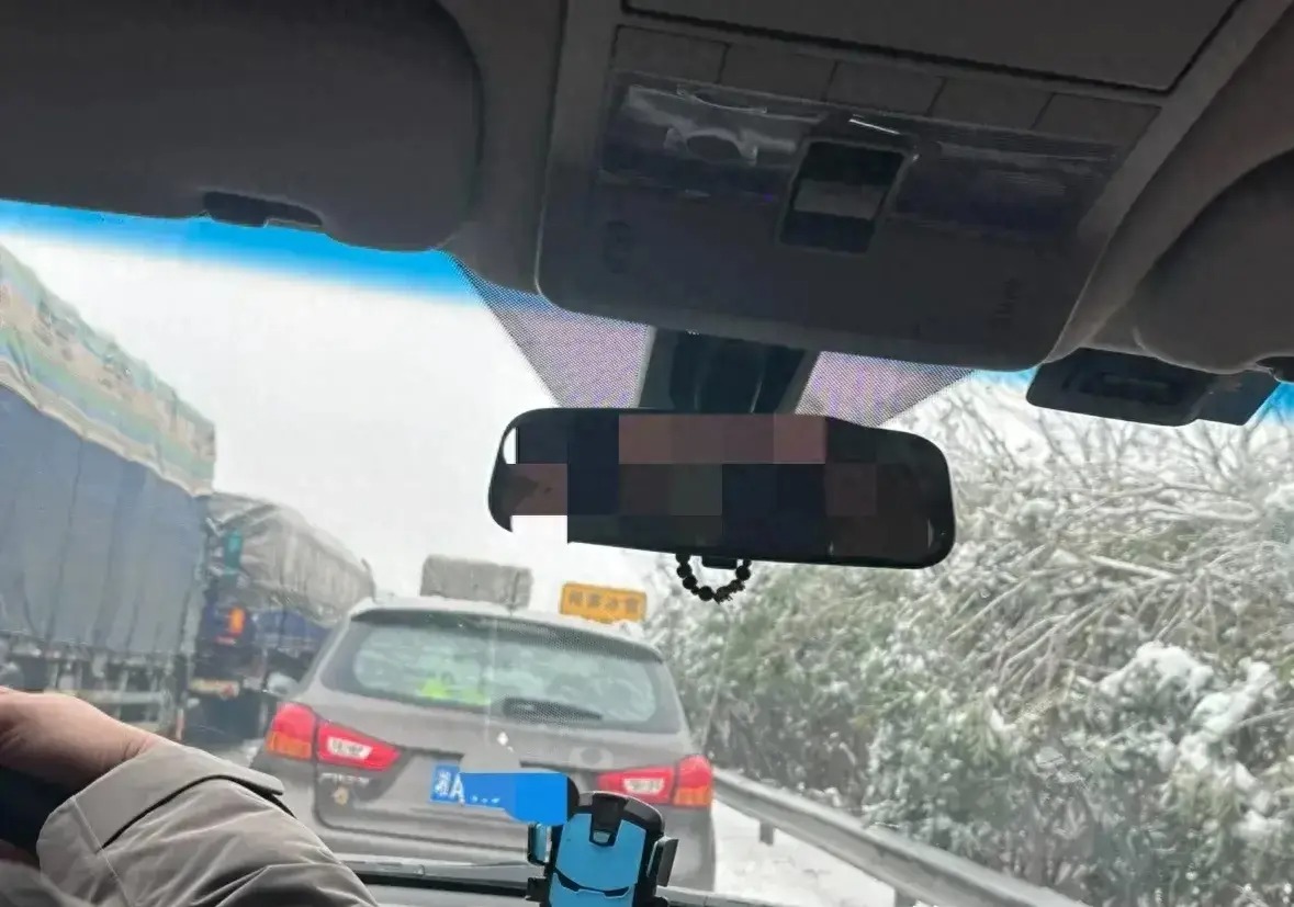 湖北大雪封路，被困高速车主：一家人上厕所成难题-阿灿说钱