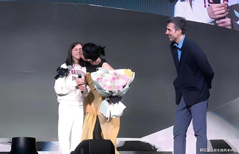 梁咏琪演唱会丈夫女儿上台为其庆生,感动万千歌迷 梁咏琪演唱会丈夫女儿上台为其庆生,感动万千歌迷