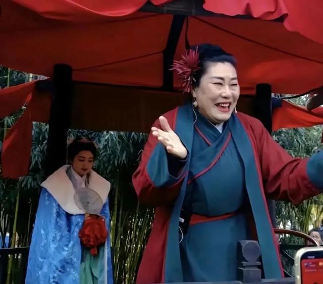 开封王婆抖音10天涨粉超180万，爆火只因为戳中了现代年轻人的痛！