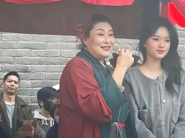 开封王婆抖音10天涨粉超180万，爆火只因为戳中了现代年轻人的痛！