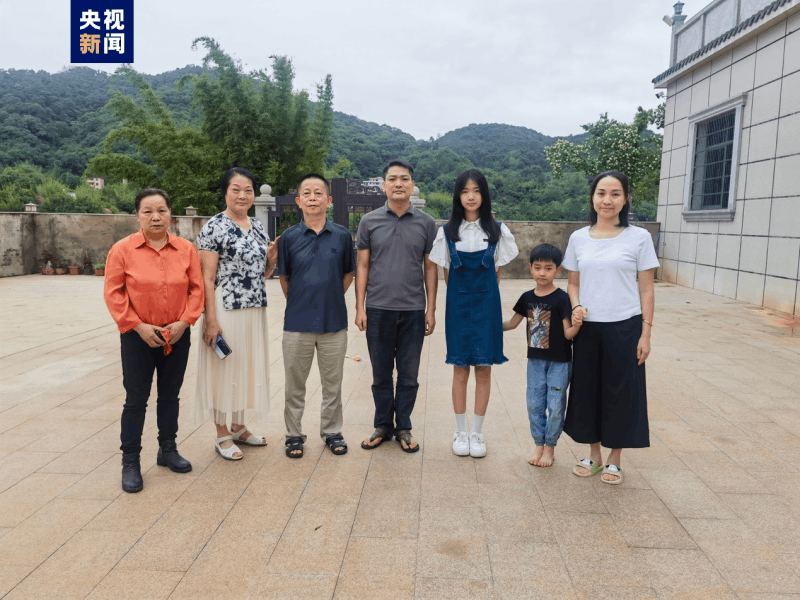 高速塌方 老人下跪“逼停”后方车辆 高速塌方 老人下跪“逼停”后方车辆