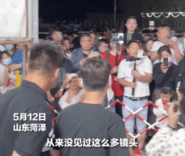 郭有才摊位前直播手机排成墙